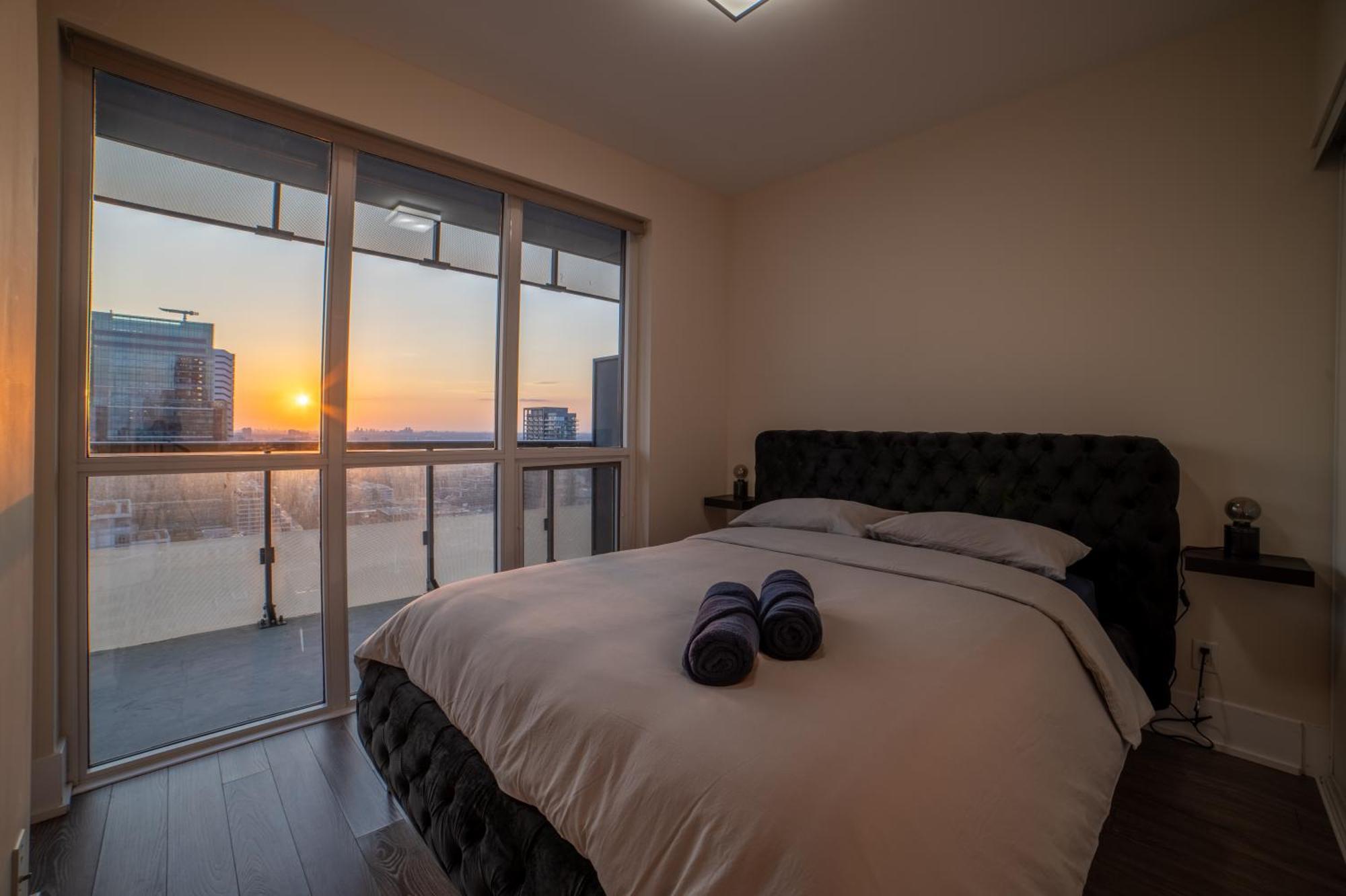 Luxury Condo W/Mesmerizing Sunset Views & Free Parking 토론토 외부 사진