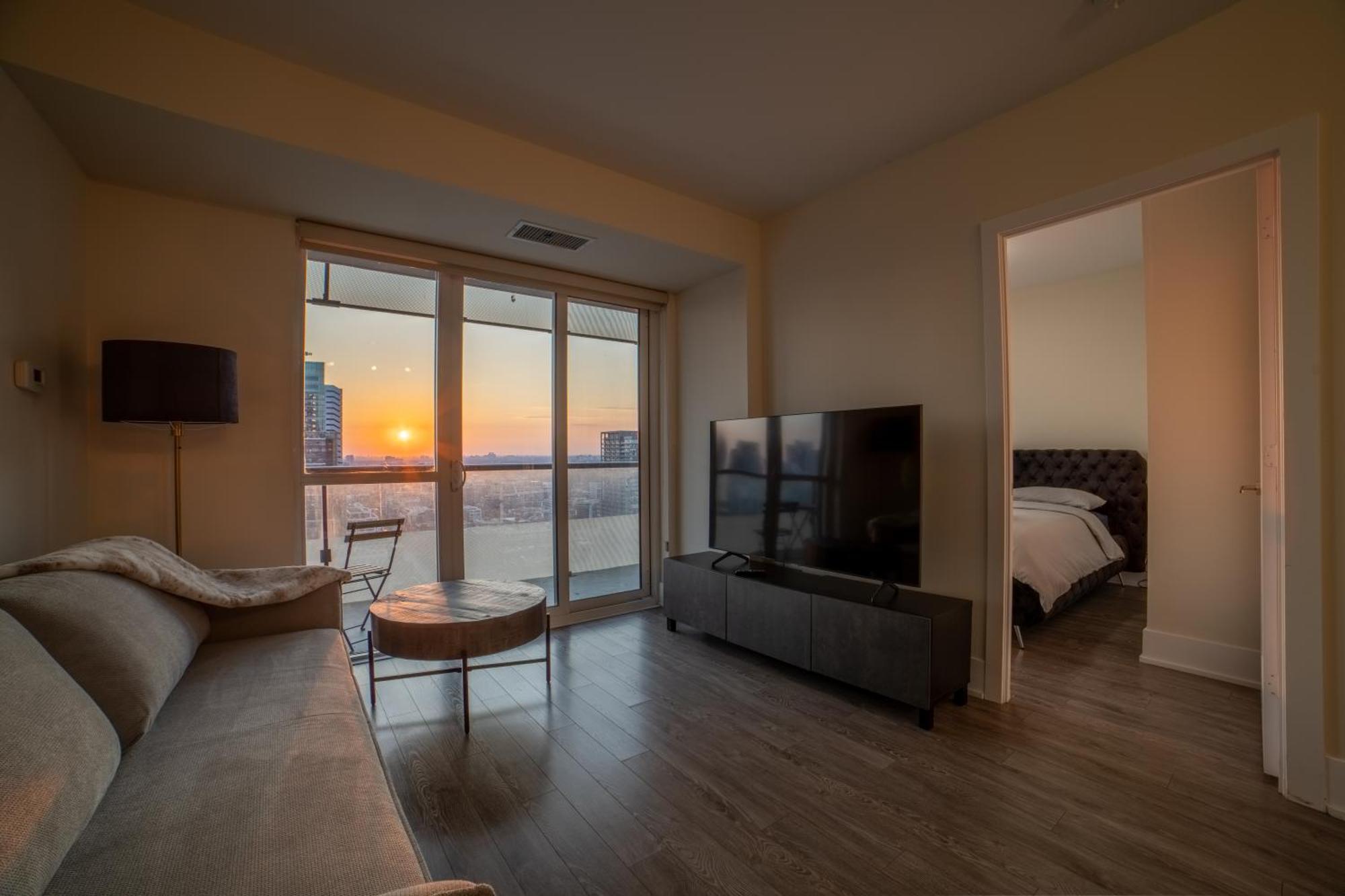 Luxury Condo W/Mesmerizing Sunset Views & Free Parking 토론토 외부 사진
